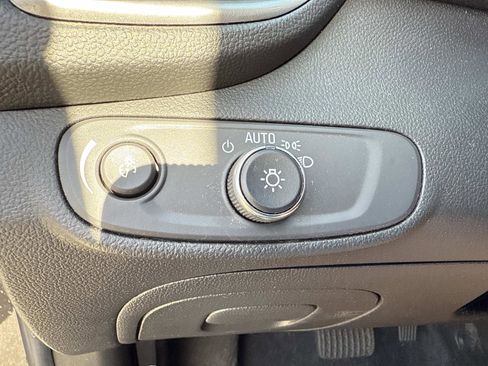 Used 2022 Chevrolet Trax LT w/ LT Convenience Package image 27