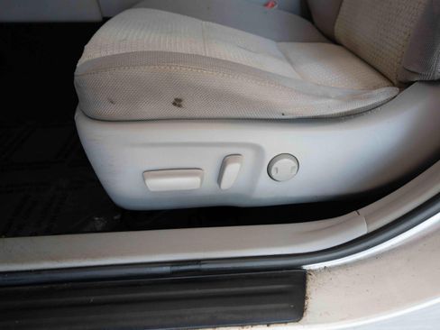 Used 2012 Toyota Camry LE FWD image 12
