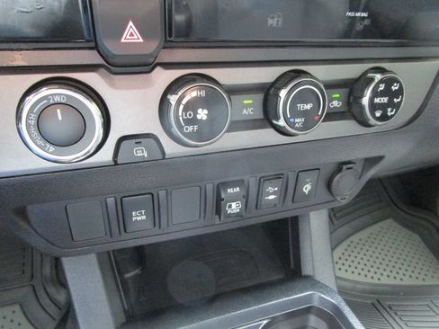 Used 2018 Toyota Tacoma TRD Off-Road AWD/4WD image 32