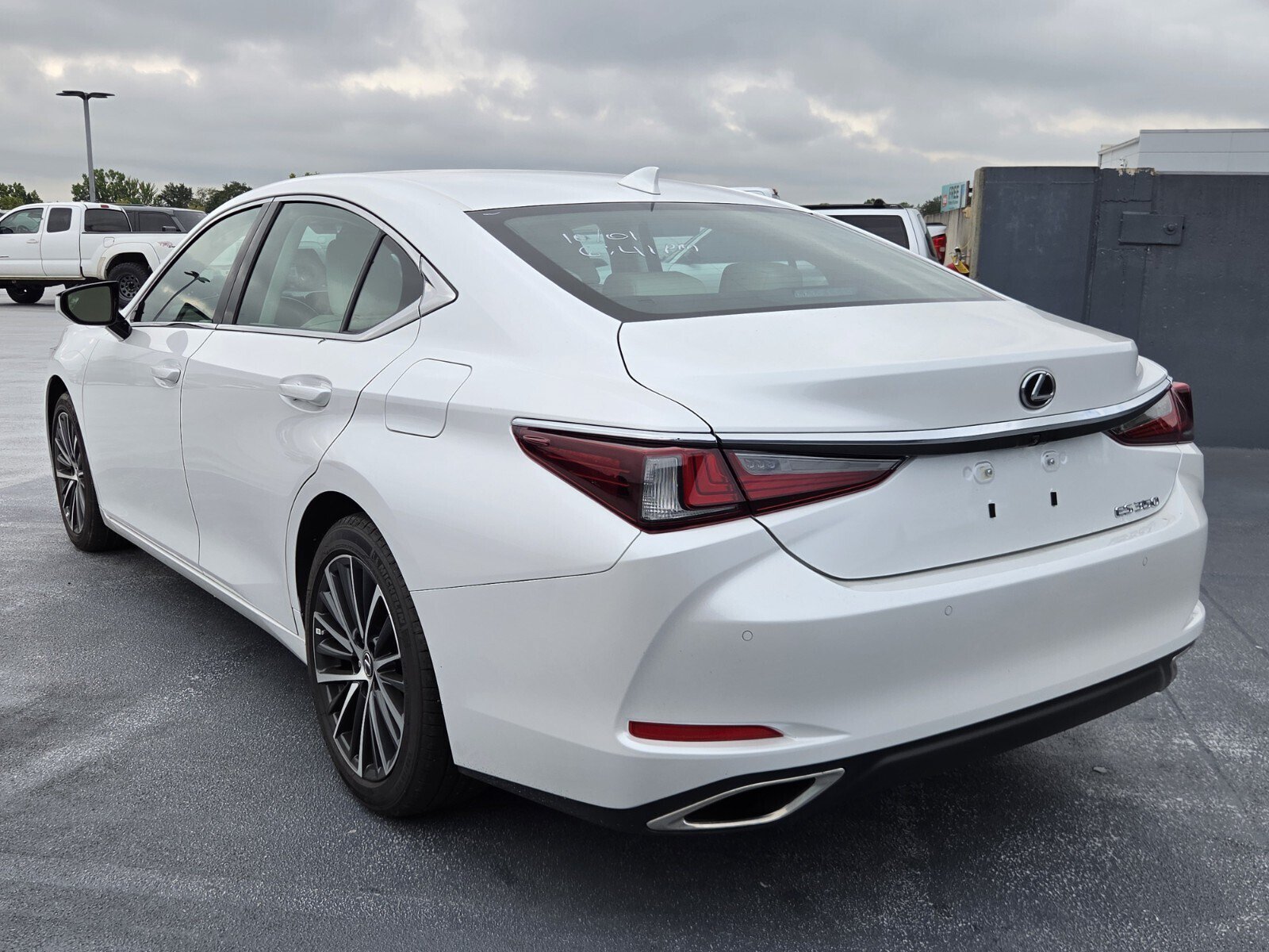 Used 2025 Lexus ES 350 w/ Premium Package FWD image 3