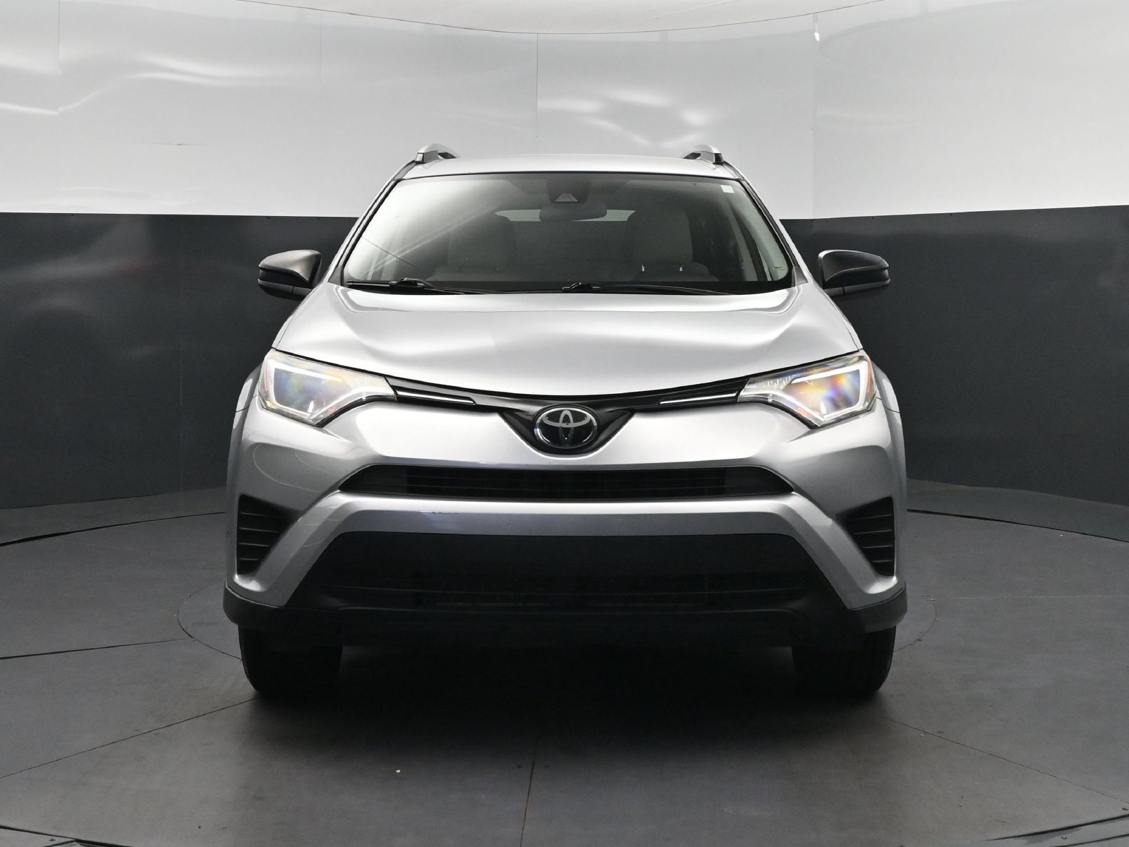 Used 2018 Toyota RAV4 LE FWD image 10