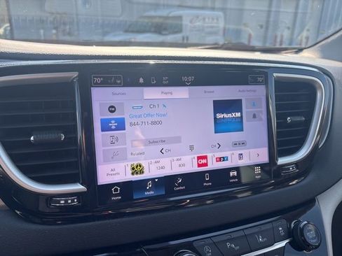 Used 2022 Chrysler Pacifica Touring-L image 18