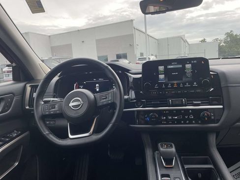 Used 2025 Nissan Pathfinder Platinum FWD image 14