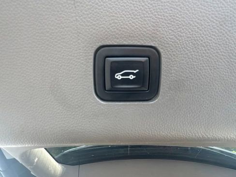 Used 2018 Chevrolet Traverse LT FWD image 13