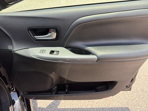 Used 2017 Toyota Sienna SE FWD image 24
