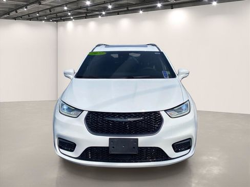Used 2022 Chrysler Pacifica Limited w/ S Appearance Package FWD image 2