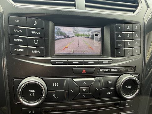 Used 2017 Ford Explorer XLT AWD/4WD image 10