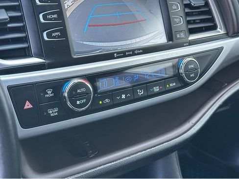 Used 2018 Toyota Highlander XLE FWD image 28