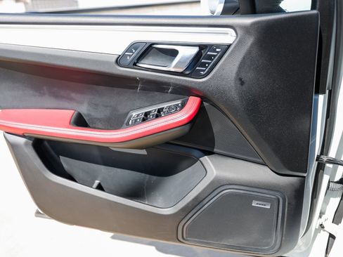 Certified 2018 Porsche Macan Turbo image 23