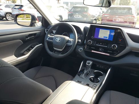 Used 2025 Toyota Highlander LE image 14
