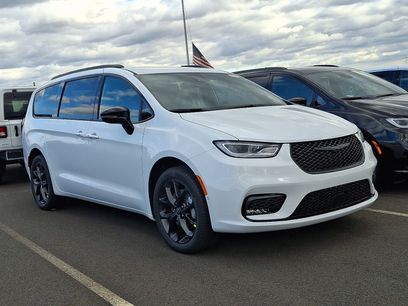 New 2026 Chrysler Pacifica Select w/ S Appearance Package