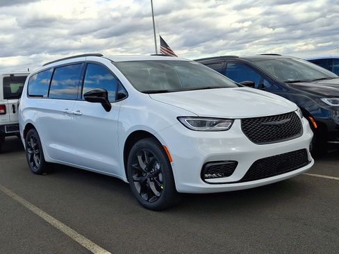 New 2026 Chrysler Pacifica Select w/ S Appearance Package image 1