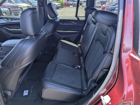 New 2025 Jeep Grand Cherokee Altitude image 8