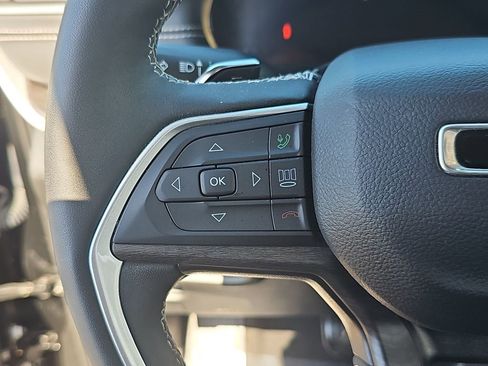Used 2023 Jeep Grand Cherokee L Limited AWD/4WD image 19