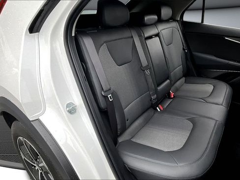 Used 2023 Kia Niro EX image 24