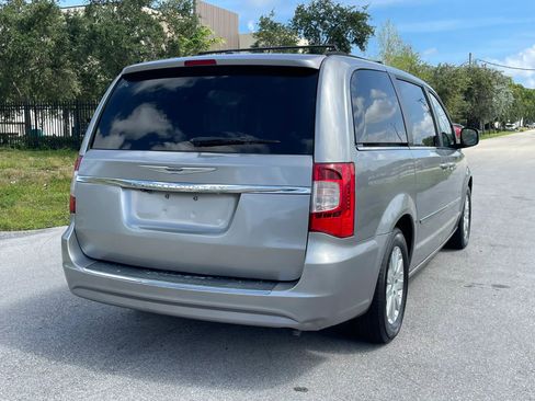 Used 2014 Chrysler Town & Country Touring FWD image 8