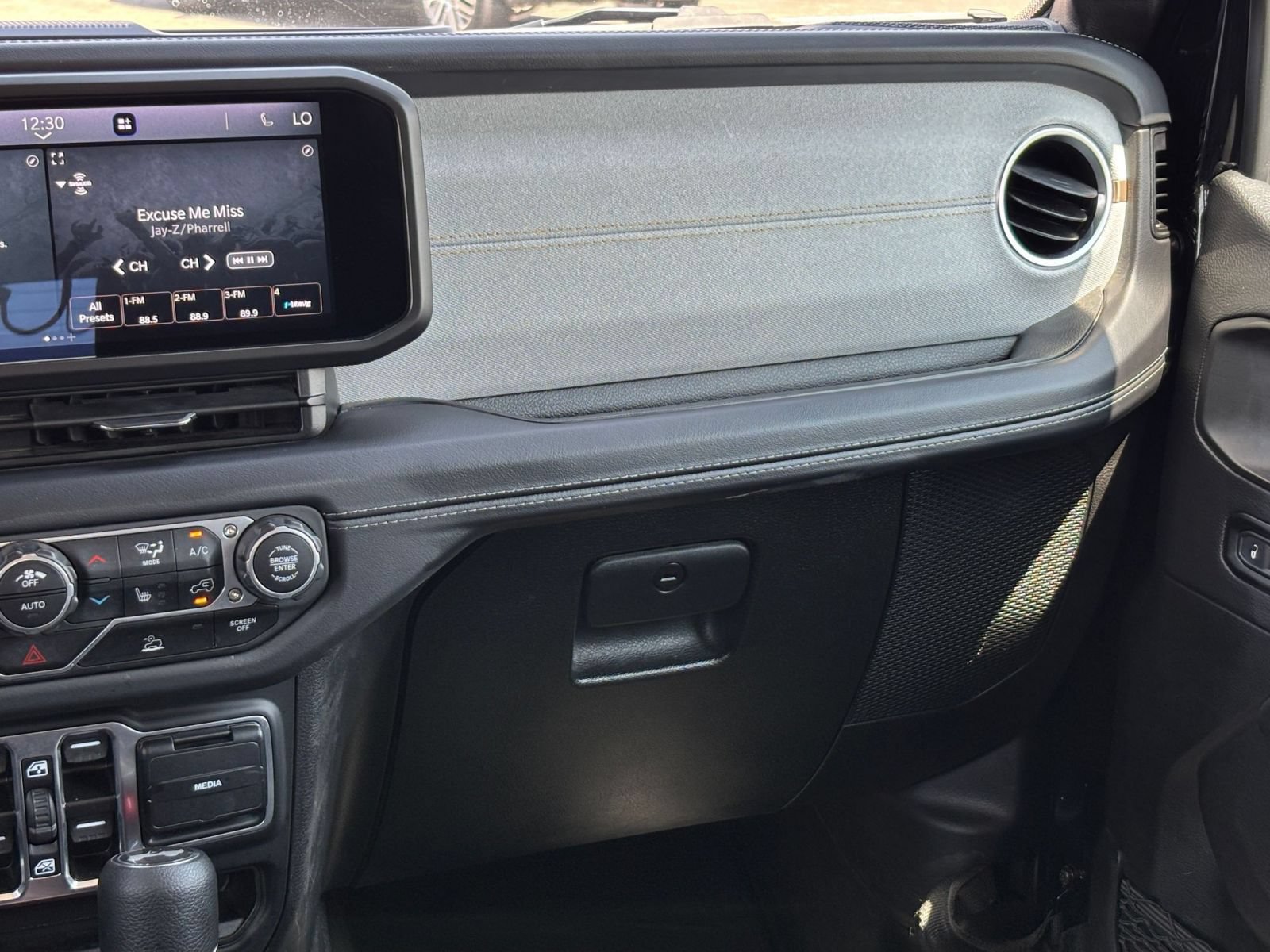 Used 2025 Jeep Wrangler Unlimited Sahara AWD/4WD image 34