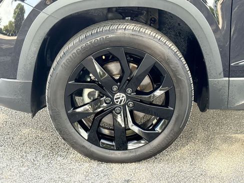 Certified 2024 Volkswagen Taos SE FWD image 11