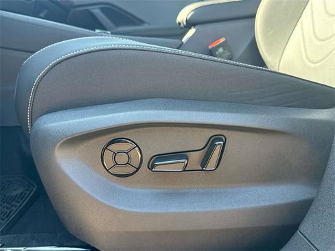 New 2025 Volkswagen Tiguan SE image 12