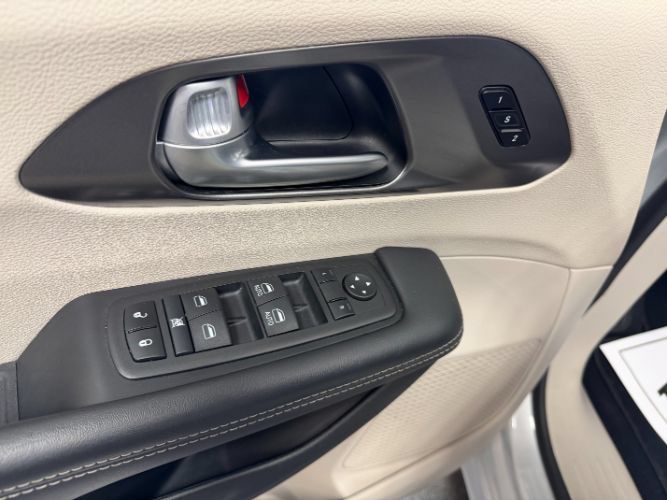 Used 2024 Chrysler Pacifica Limited FWD image 11