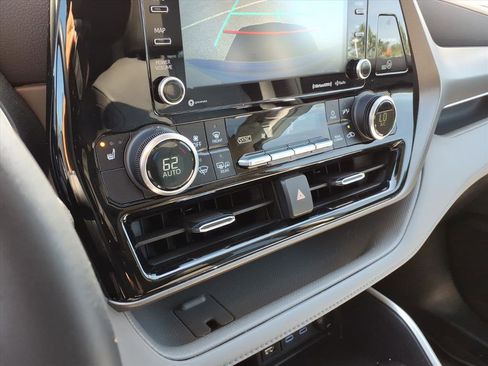 Used 2022 Toyota Highlander XLE AWD/4WD image 29