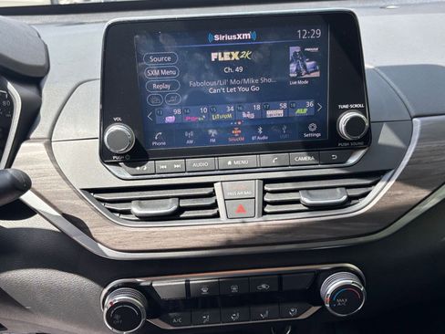 Used 2025 Nissan Altima 2.5 SV image 17