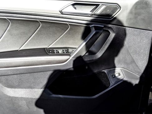 Used 2024 Volkswagen Tiguan SE image 10