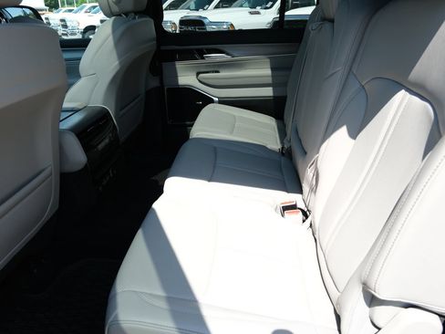 Used 2025 Jeep Wagoneer Series III w/ Premium Group I AWD/4WD image 34