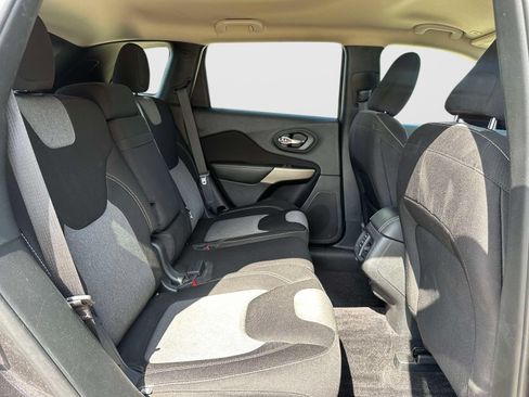 Used 2018 Jeep Cherokee Latitude AWD/4WD image 11