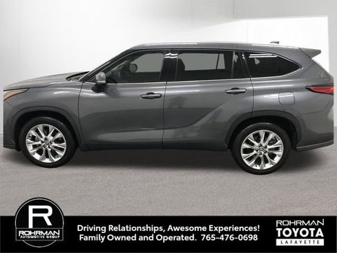 Used 2023 Toyota Highlander Limited image 3