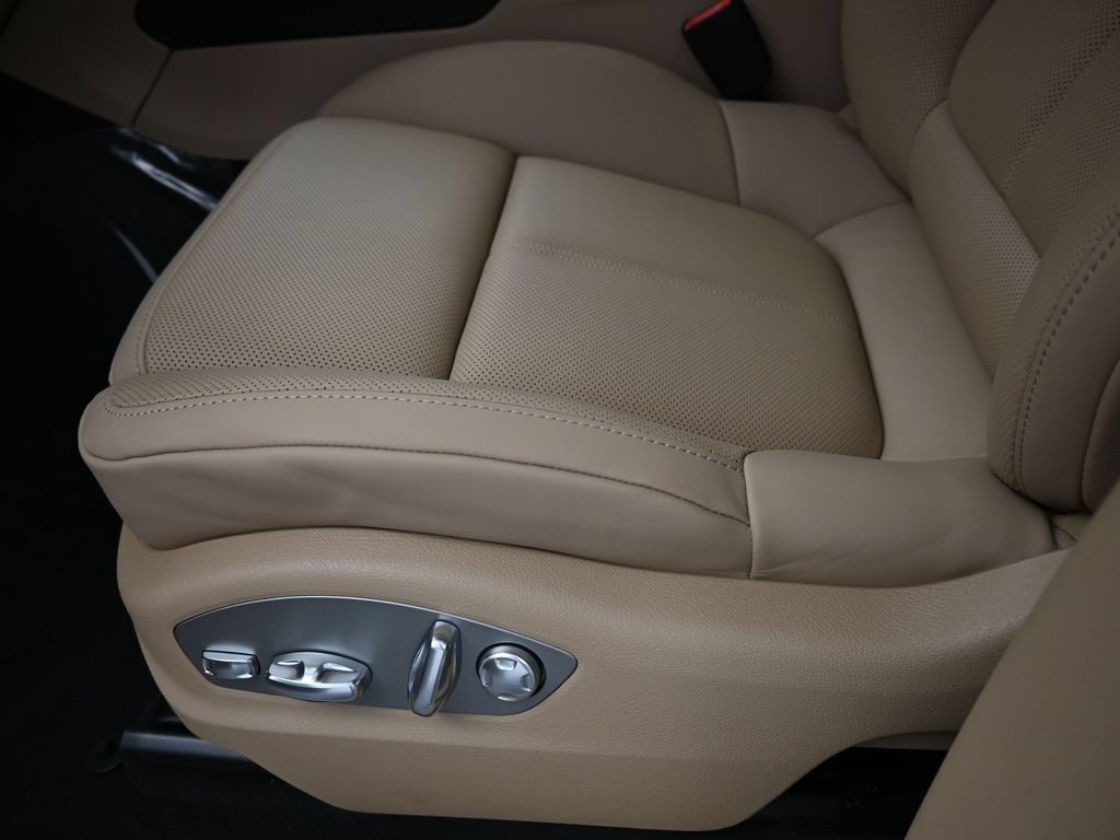Certified 2026 Porsche Macan AWD/4WD image 22