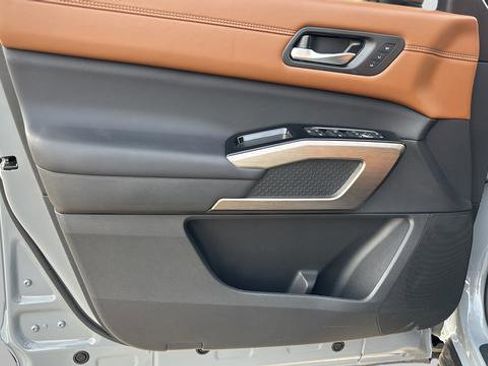 Used 2025 Nissan Pathfinder Platinum image 10