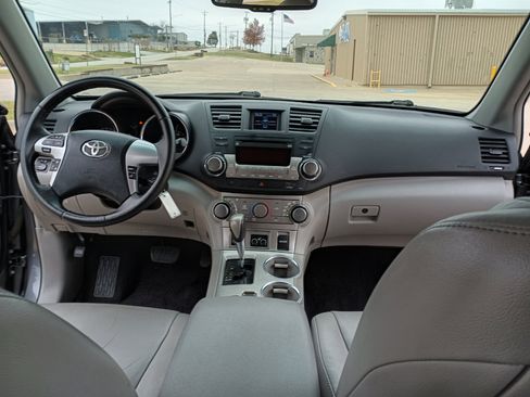 Used 2012 Toyota Highlander FWD image 16