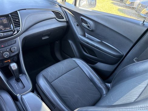 Used 2022 Chevrolet Trax LT w/ LT Convenience Package image 23