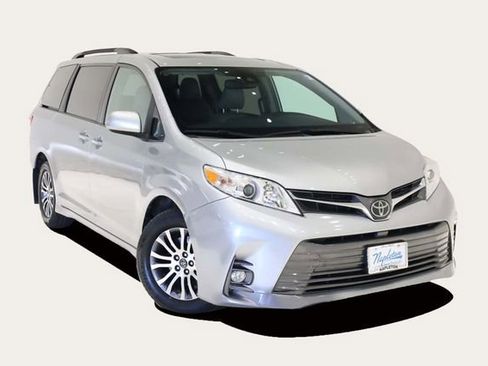 Used 2019 Toyota Sienna L image 2