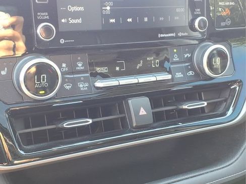 Used 2021 Toyota Highlander XLE AWD/4WD image 9