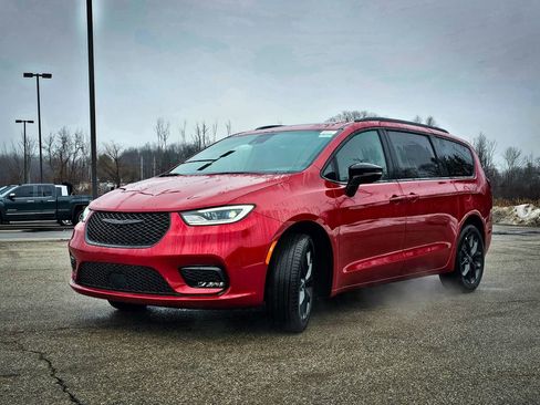 New 2026 Chrysler Pacifica Limited image 7