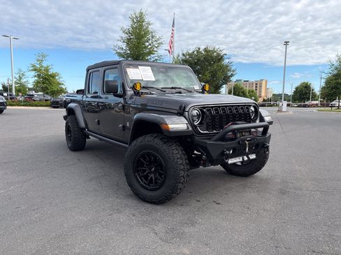 Certified 2025 Jeep Gladiator Sport AWD/4WD image 2