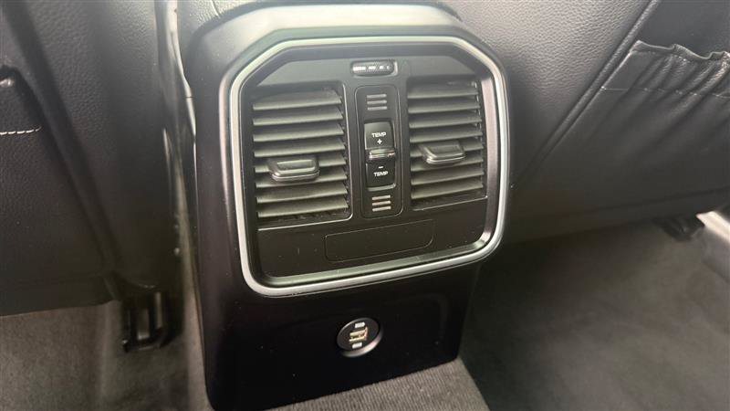 Used 2018 Porsche Macan AWD/4WD image 19