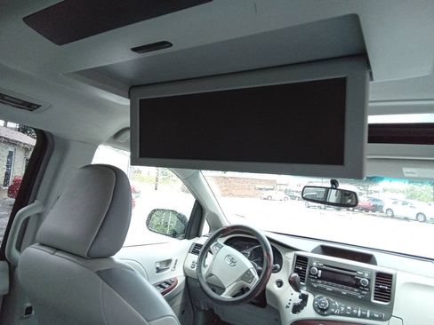 Used 2011 Toyota Sienna Limited w/ Entertainment Pkg FWD image 9