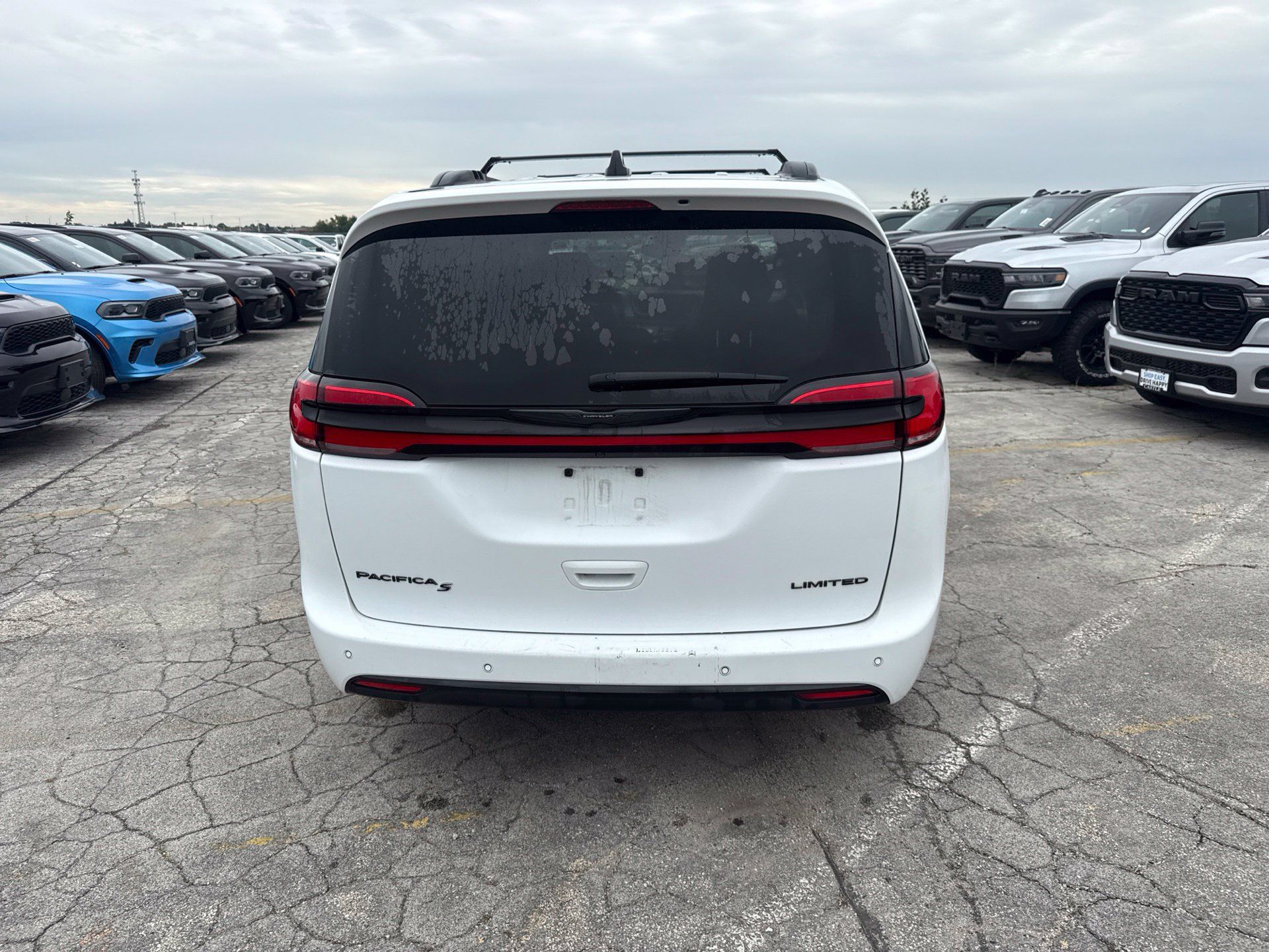 Used 2025 Chrysler Pacifica Limited FWD image 7