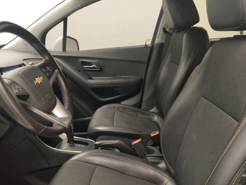 Used 2019 Chevrolet Trax LT w/ LT Convenience Package FWD image 17