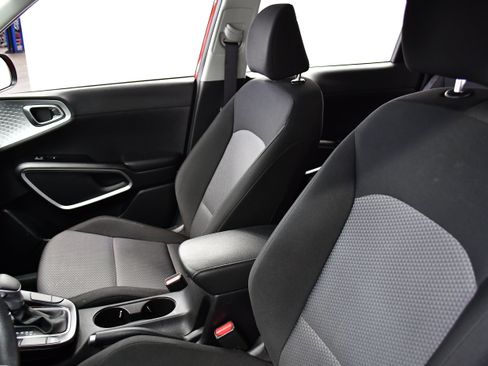 Used 2025 Kia Soul LX w/ LX Technology Package image 9