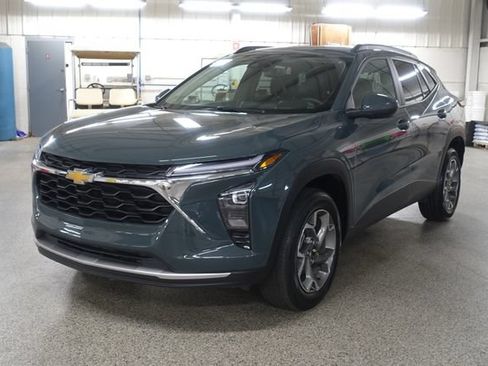 Used 2025 Chevrolet Trax LT FWD image 3
