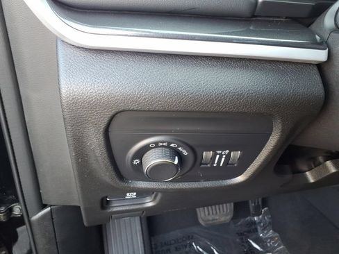 Used 2023 Jeep Grand Cherokee Laredo AWD/4WD image 23