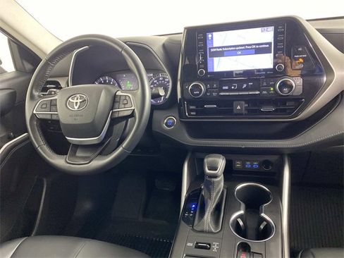 Used 2022 Toyota Highlander XLE image 15