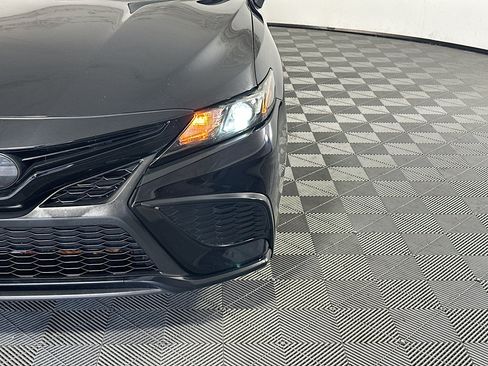Used 2021 Toyota Camry SE w/ Convenience Package FWD image 9