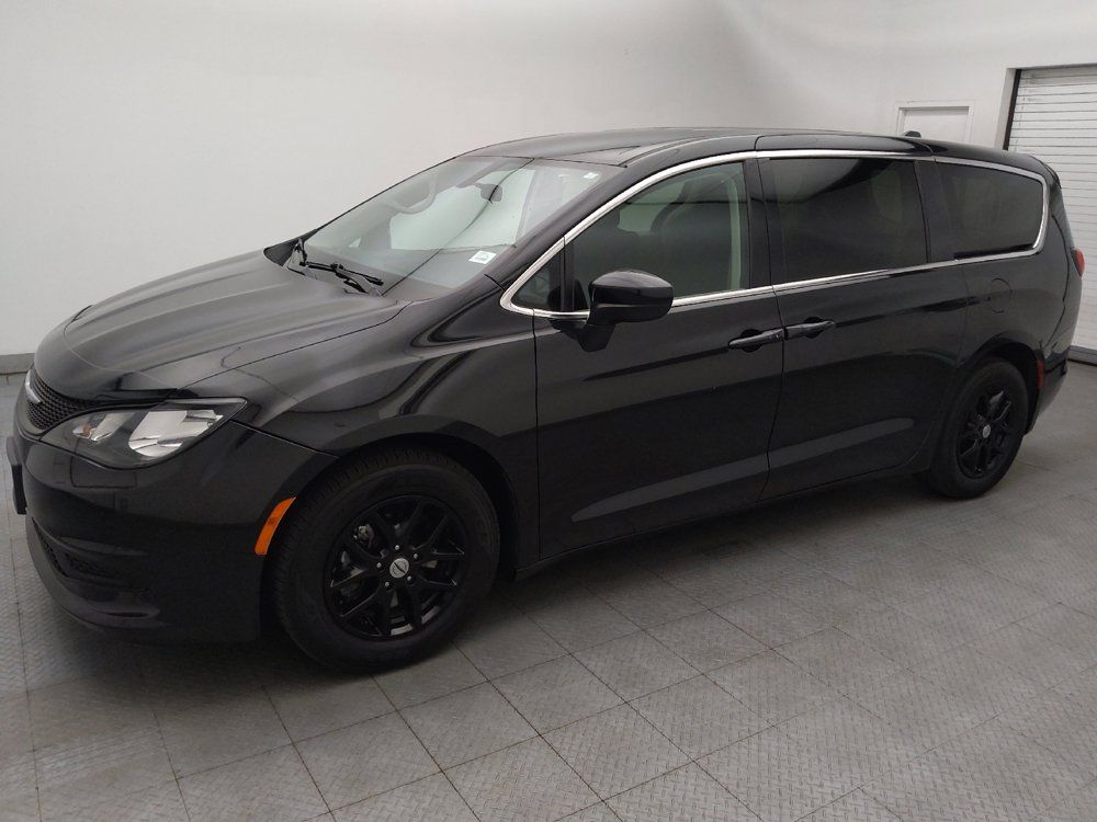 Used 2022 Chrysler Voyager LX FWD image 2