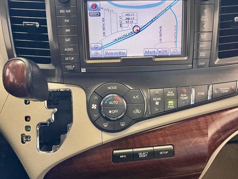 Used 2013 Toyota Sienna Limited w/ Premium Pkg image 11