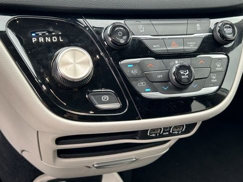 Used 2022 Chrysler Voyager LX image 19